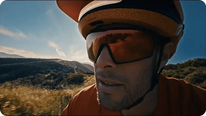 Cyclist wearing a Lumos Sonorus helmet with the ear left open